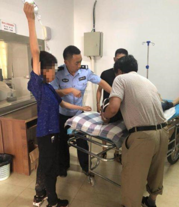 警察送游客就医