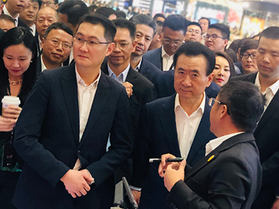 马化腾与王健林一起逛街 大佬逛街买水果茶原因却和我们不一样