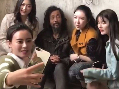 流浪大师直播获打赏二三十万，希望能够解决终身大事