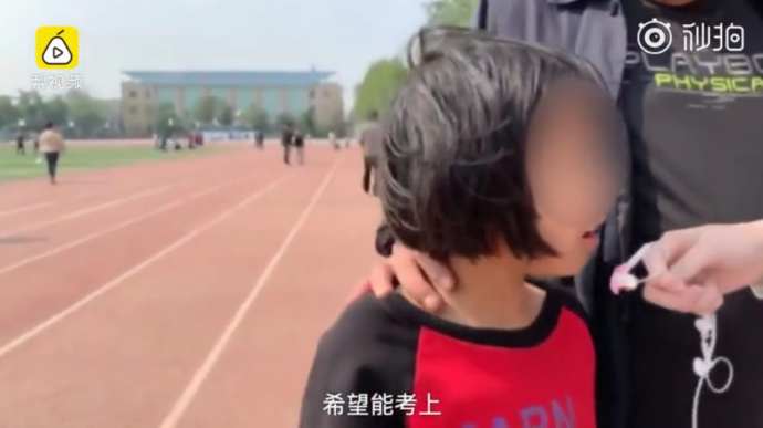 采访发烧女童视频截图