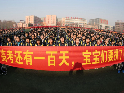 女童举吊瓶参观衡水中学 是进取还是高强度压迫？