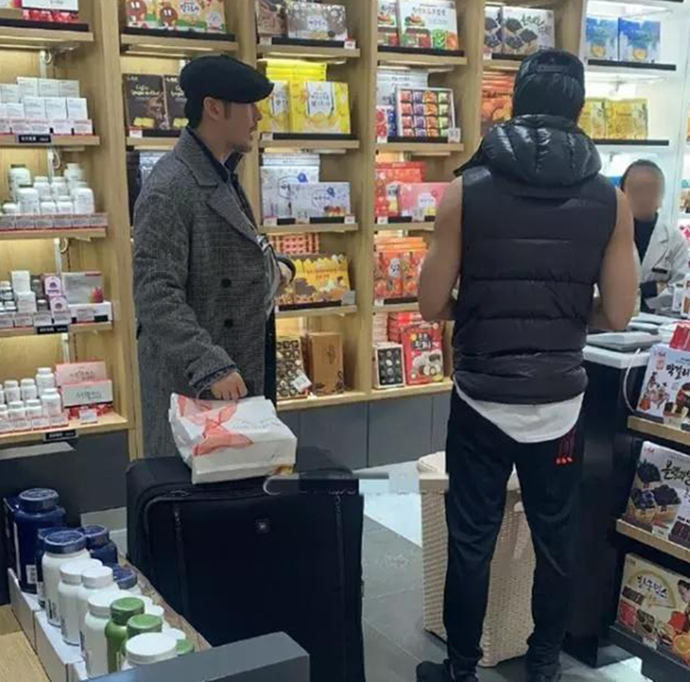 张伦硕和钟丽缇同游韩国不带妈妈
