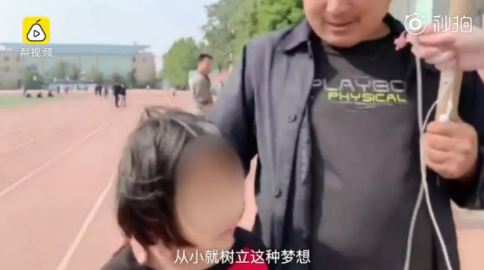 高烧举吊瓶参观衡水中学