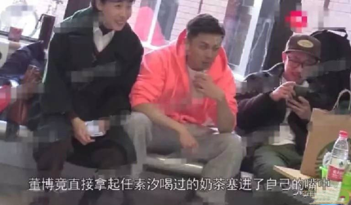 任素汐董博同喝一杯奶茶
