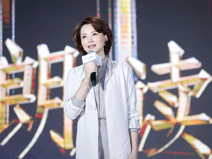 董卿照片