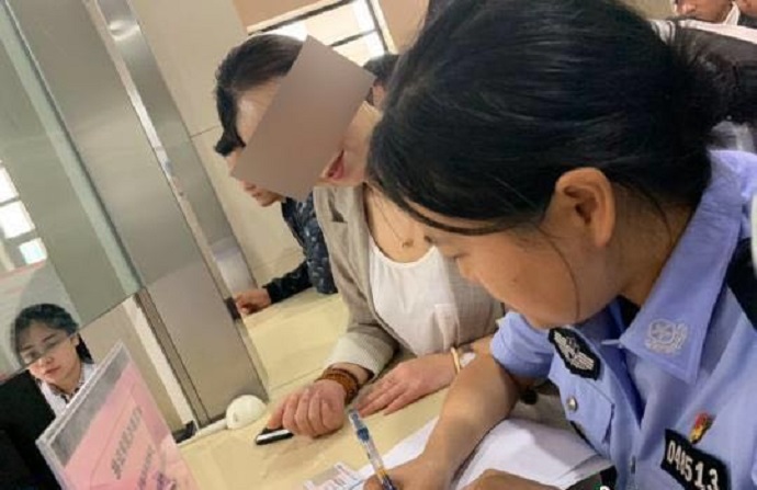 蔡豪和母亲正在办理证件
