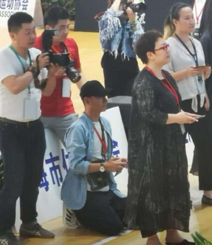 文章跪地为女儿拍照