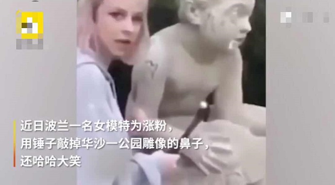 波兰女模特在敲雕塑