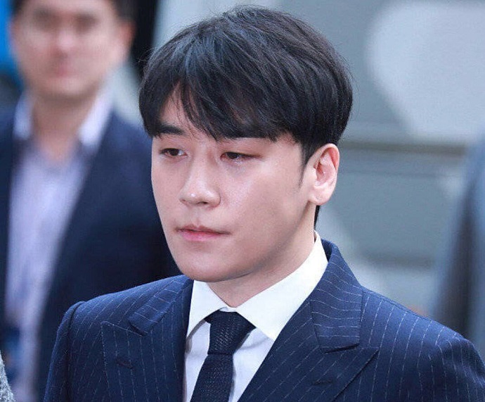 李胜利被警方传召时照片