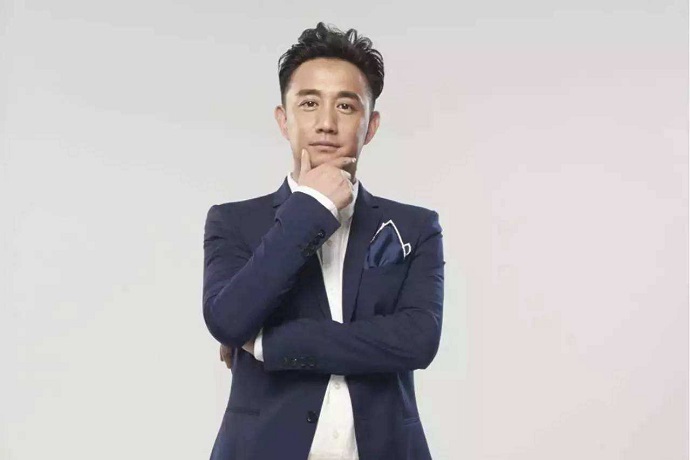 黄磊摆拍照片