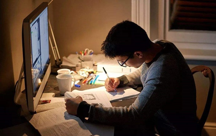熬夜学习的大学生