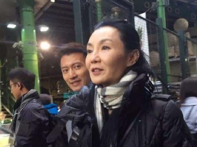 和谢霆锋一起现身街头的张曼玉