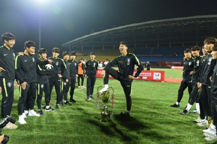 韩国球员踩奖杯