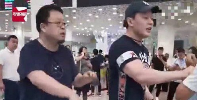 罗永浩机场与人起冲突视频截图