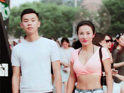 60岁健身女人近照曝光 网友惊呼其老当益壮气质极佳
