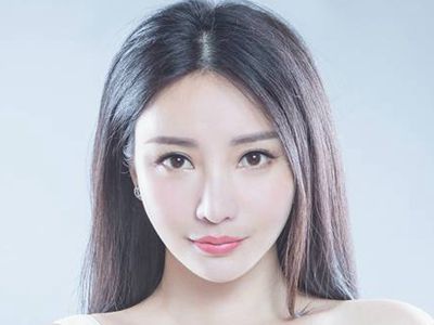 柳岩街拍照片遭网友曝光 不少人送称号“性感女神”