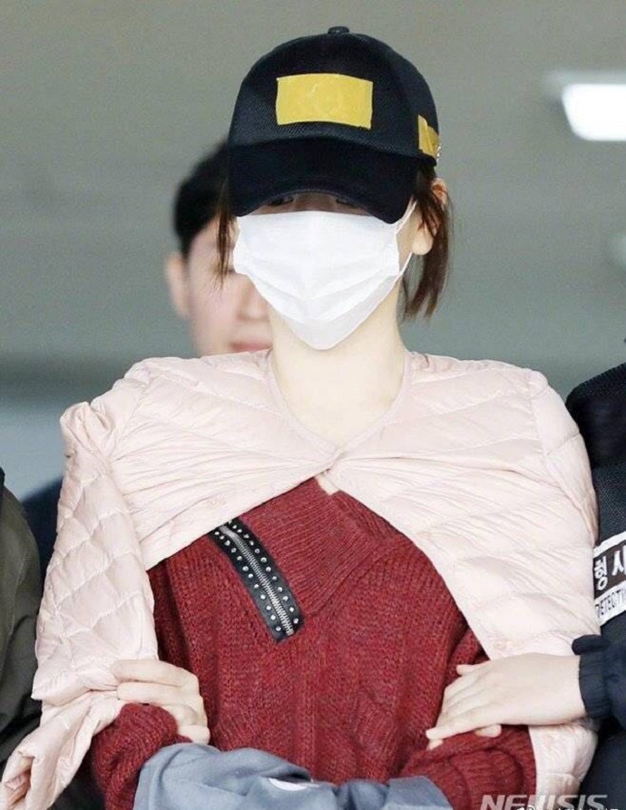 黄荷娜出庭接受调查