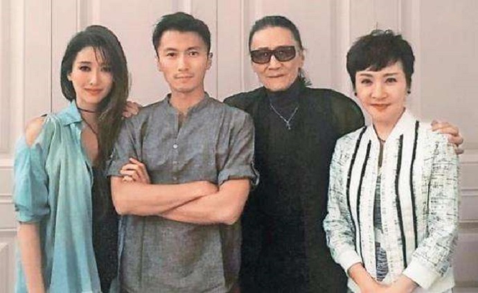 谢贤一家人合照