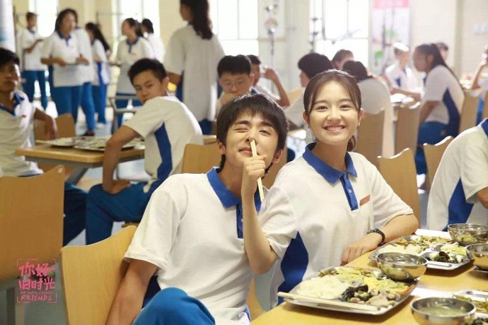 嬉闹的高中生