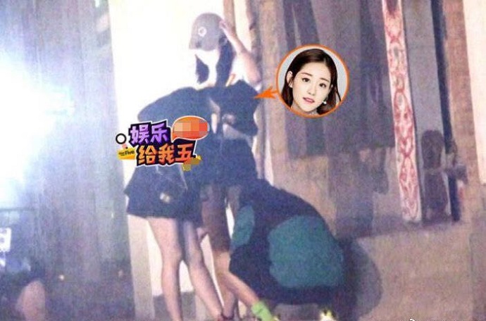 同行男子为祝绪丹系鞋带