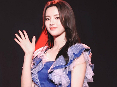 杨超越红毯造型 被指当晚服装似地摊货造型师背锅
