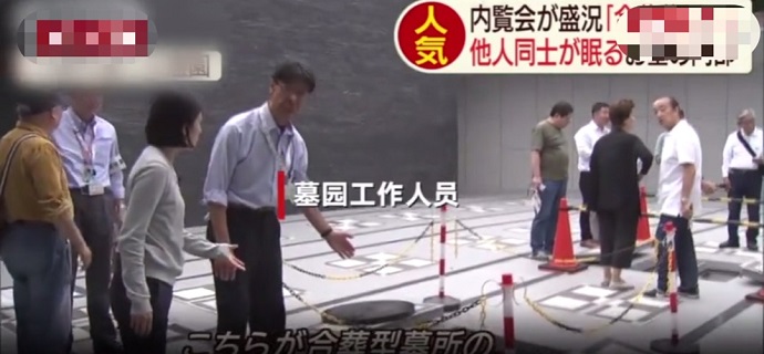 工作人员在介绍合葬墓