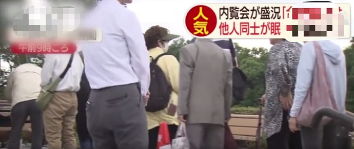 前来参观墓园的老人