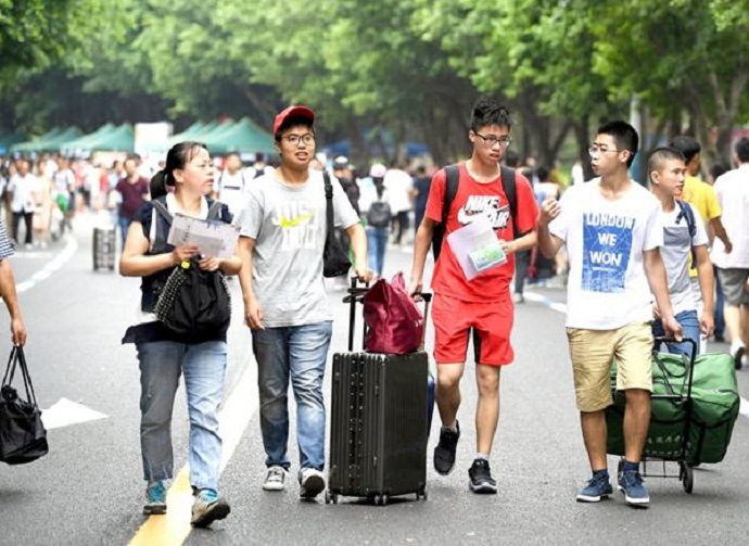 刚刚上大学的学生