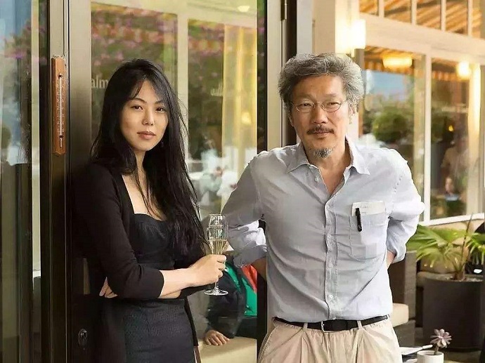 洪尚秀金敏喜合照