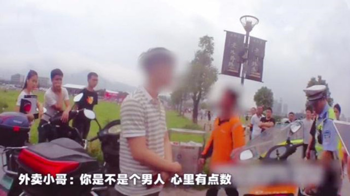外卖员因撞到冲出来的男孩而扇自己耳光
