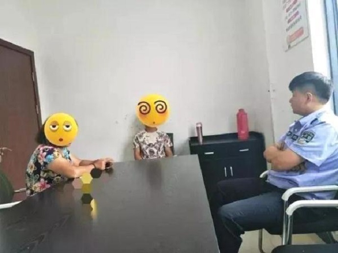 民警为母子两人进行调解