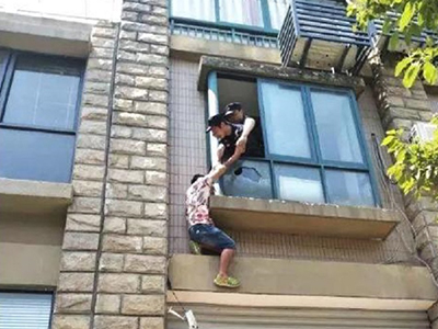 小伙被逼婚后跳楼 10年了想要摆脱控制欲太强的母亲
