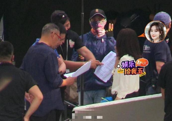 秦岚疑似片场与导演起争执