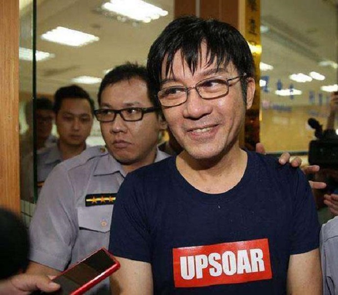 江明学吸毒被警方逮捕