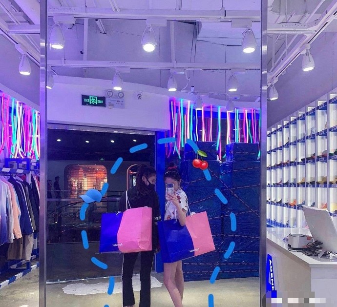 林允周洁琼打卡鞋店