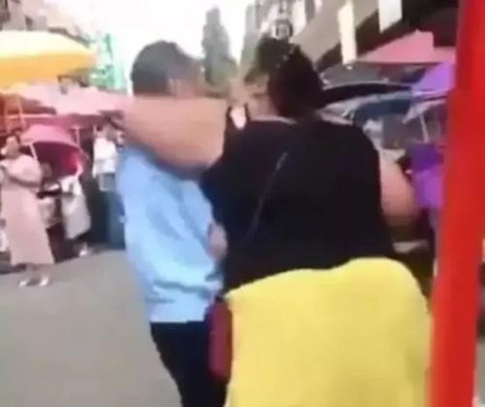 女主播强吻七旬大爷怎么回事