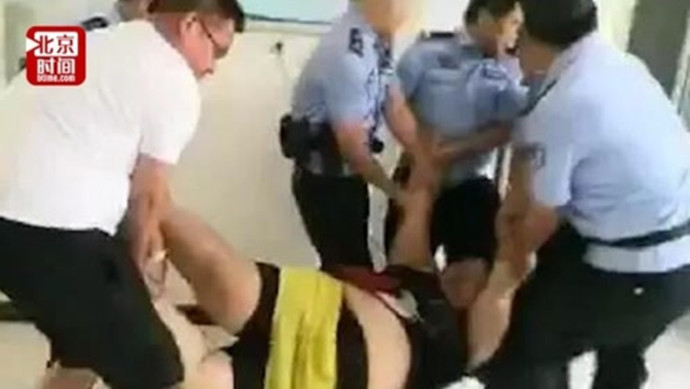 女主播强吻七旬大爷