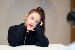 具荷拉裙子掉了 现场视频曝光险些大走光好在有抹胸