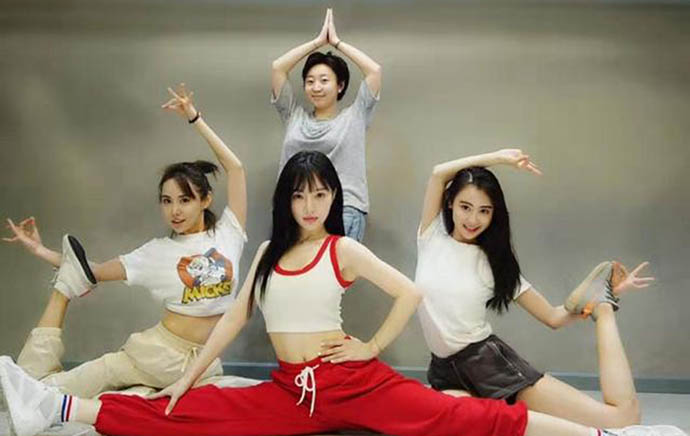李小璐带甜馨逛街尽显母爱