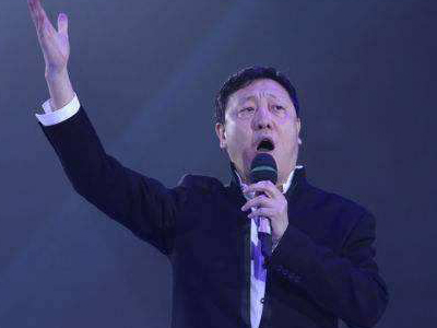 韩磊舞台摔倒 随后做的一个动作迅速化解尴尬