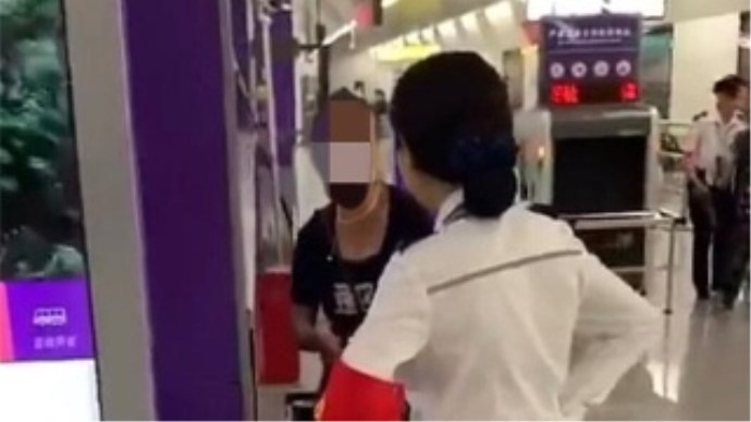 硬核大妈现场杀鸡