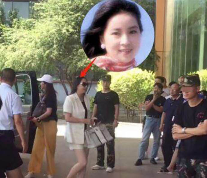 成龙妻子短裙现身