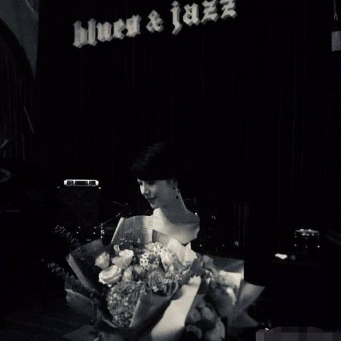 李亚鹏女友凌晨晒捧花美照