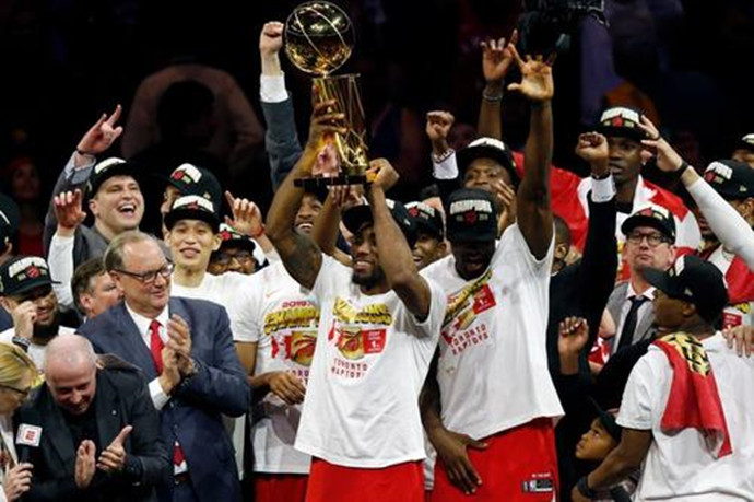 2018-2019NBA总冠军猛龙队捧起了奥布莱恩杯