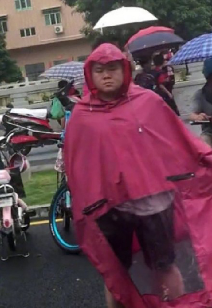 神似岳云鹏的雨衣男子