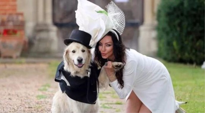 女模特嫁给爱犬