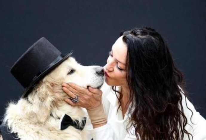 女模特嫁给六岁爱犬