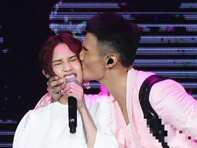 演唱会上亲密互动的杨丞琳李荣浩