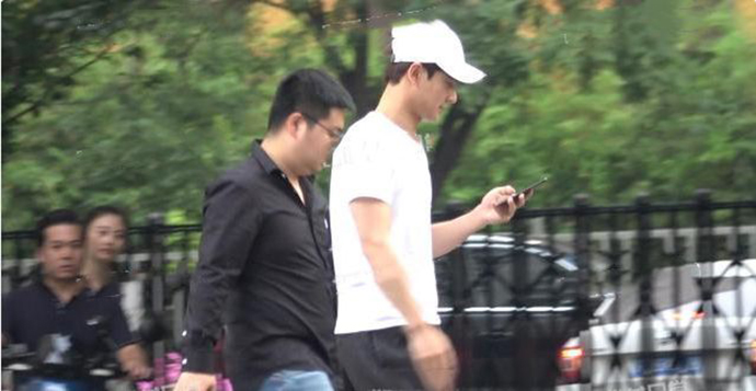 与吴昕表弟同看话剧