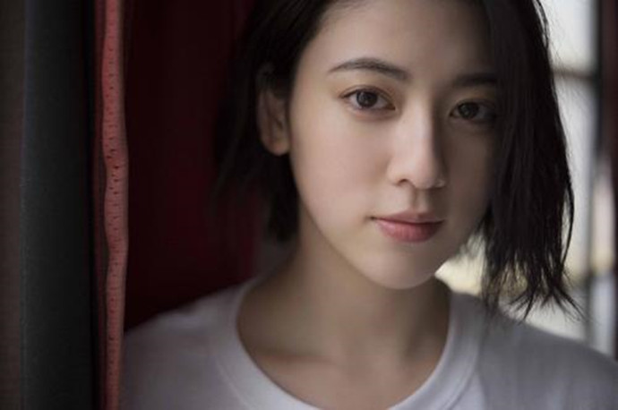 三吉彩花照片